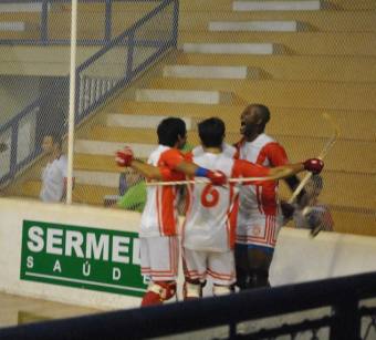 Jogadores do Sertozinho comemoram bom resultado / Foto: Tamiris Dinamarco